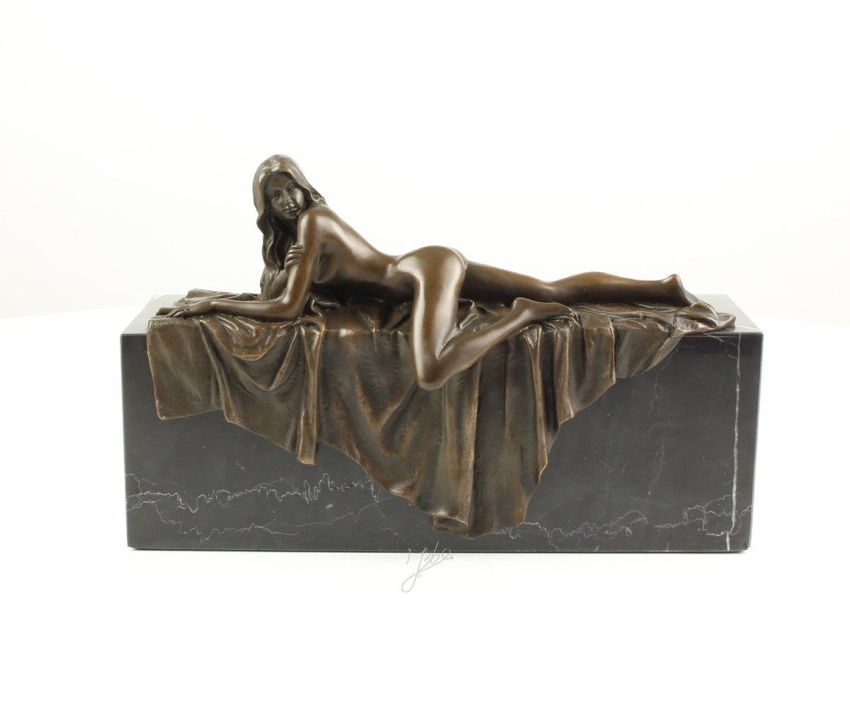 Statue en bronze d'une femme nue allongée
