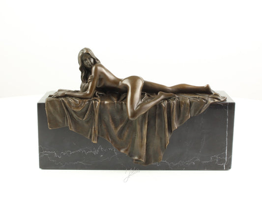 Statue en bronze d'une femme nue allongée