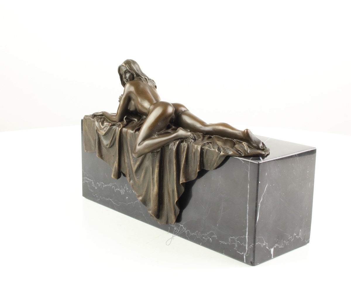 Statue en bronze d'une femme nue allongée