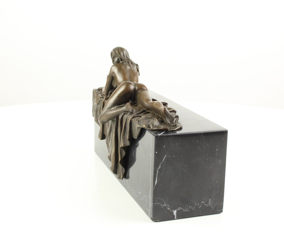 Statue en bronze d'une femme nue allongée