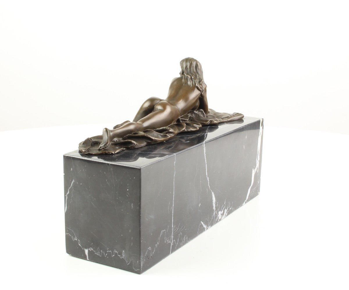 Statue en bronze d'une femme nue allongée