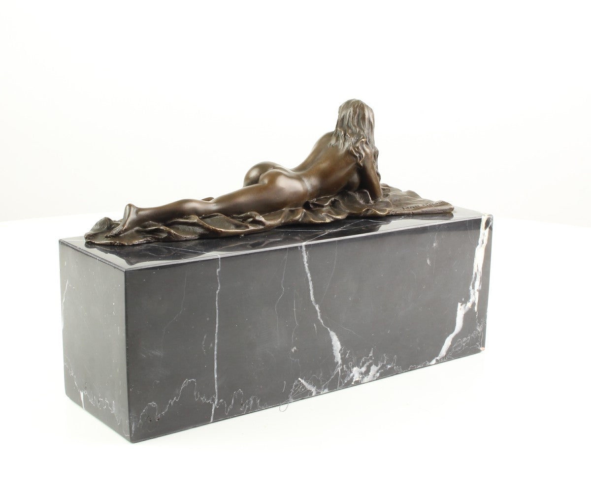 Statue en bronze d'une femme nue allongée