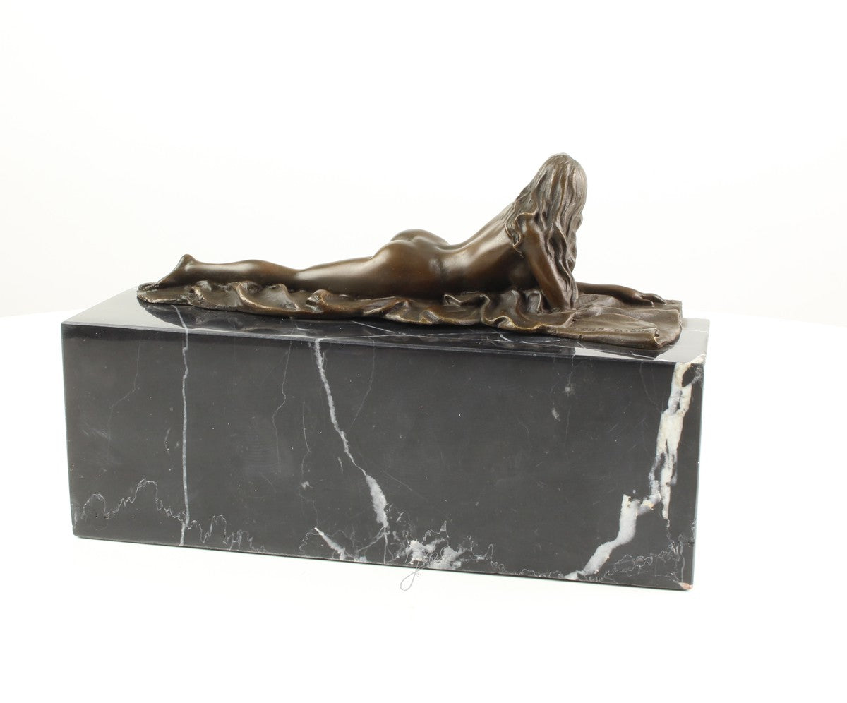 Statue en bronze d'une femme nue allongée