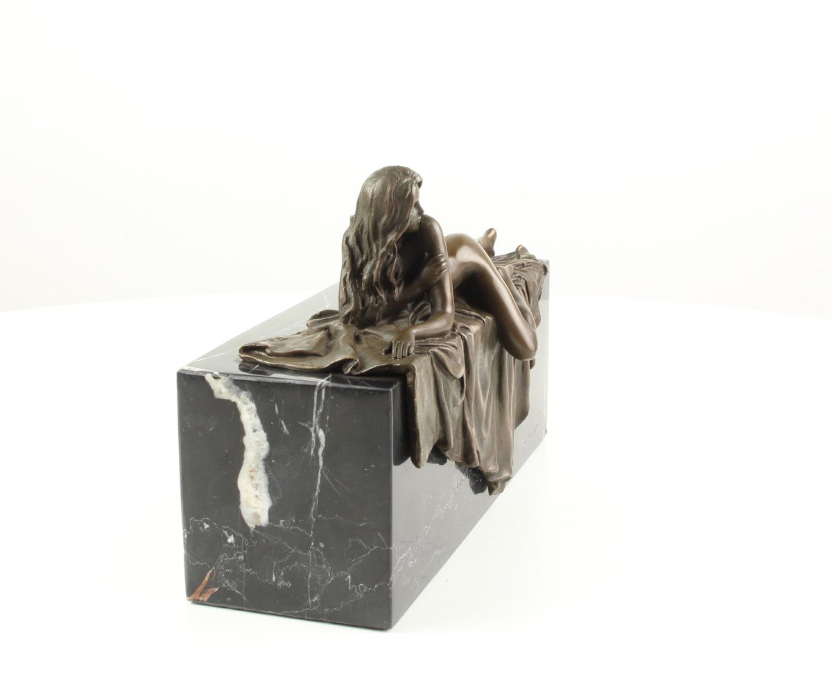 Statue en bronze d'une femme nue allongée