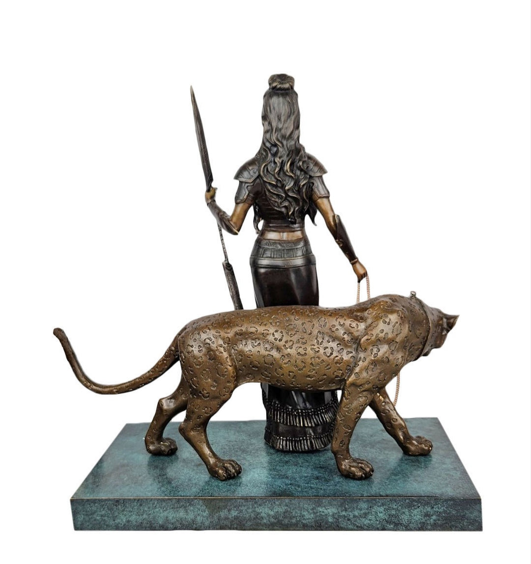 Statue en bronze Guerrière Amazone Diane et son Léopard