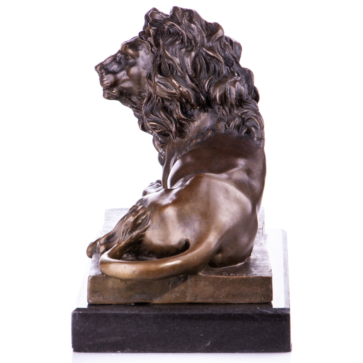 Sculpture en Bronze d'un Lion Couché.