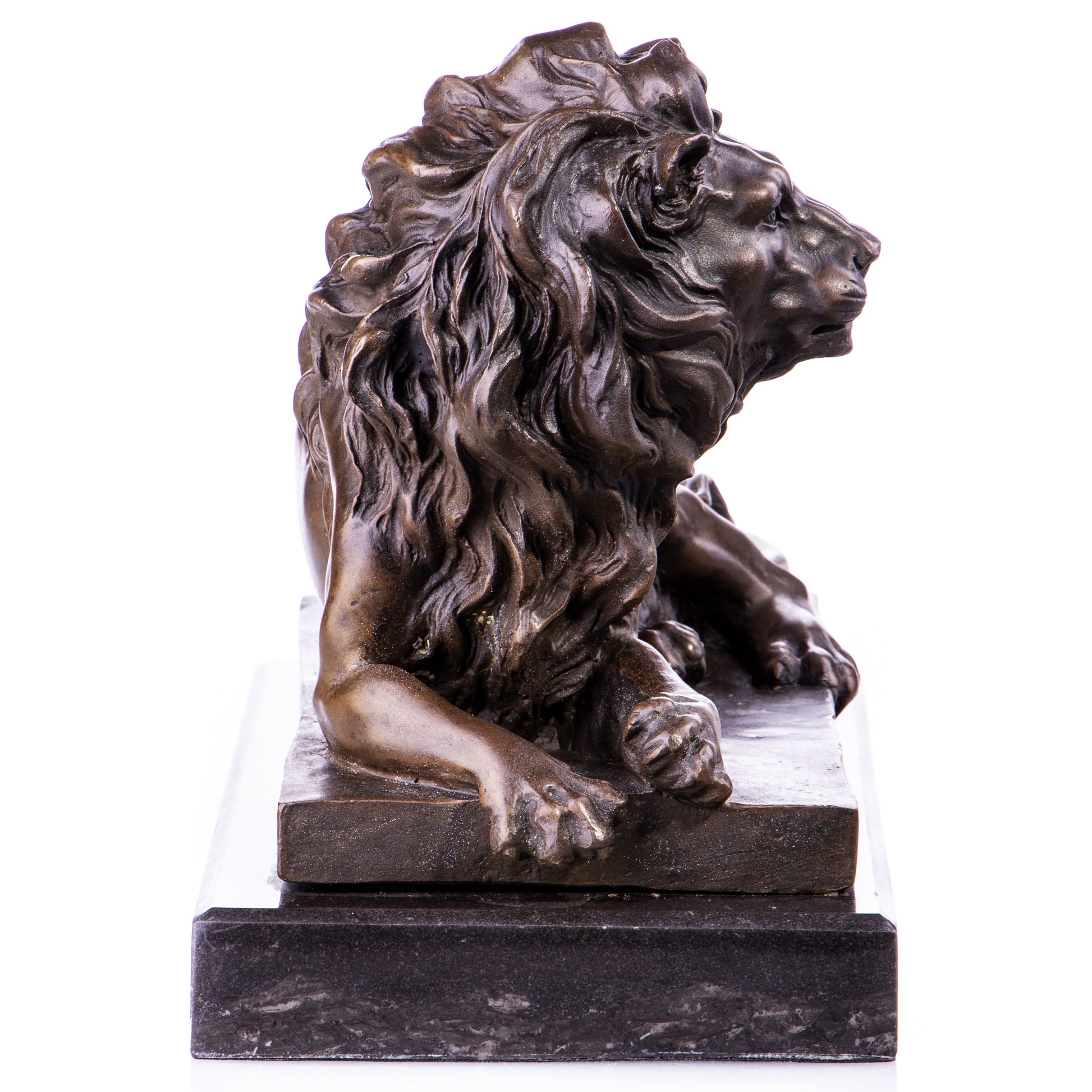 Sculpture en Bronze d'un Lion Couché.