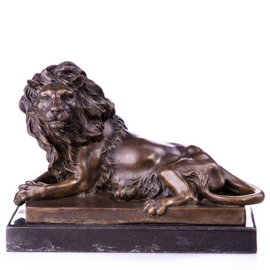 Sculpture en Bronze d'un Lion Couché.