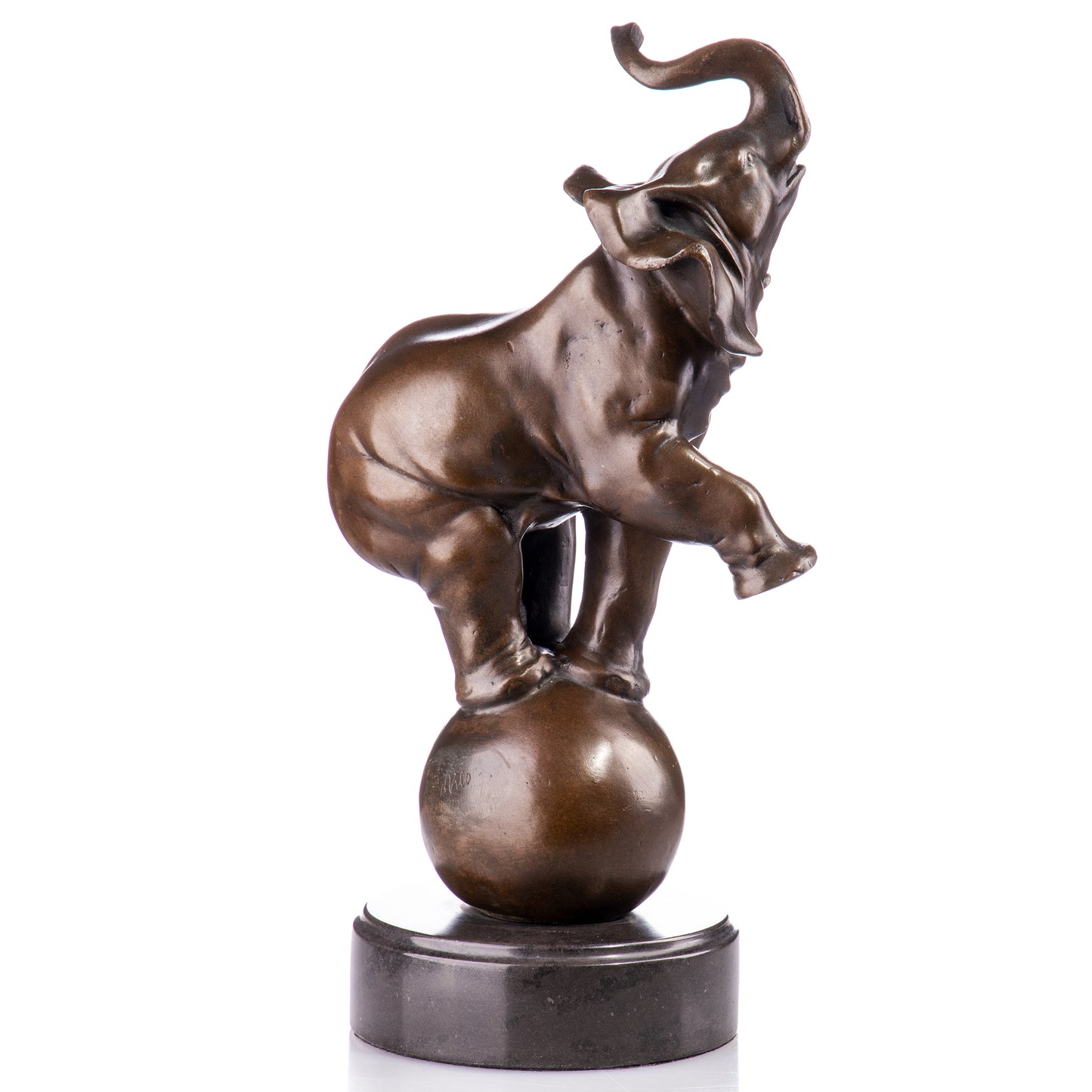 Sculpture en Bronze d'un Éléphant en équilibre sur un ballon,style Artistique et Décoratif.