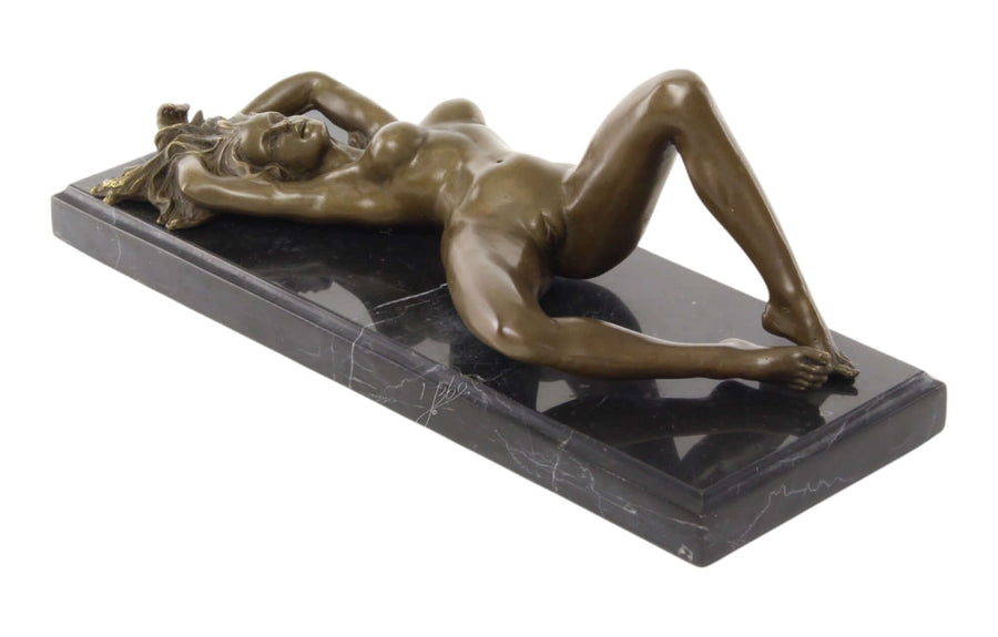 Sculpture en bronze d'une femme nue allongée