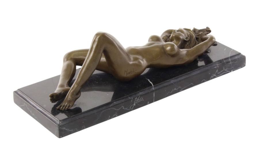 Sculpture en bronze d'une femme nue allongée