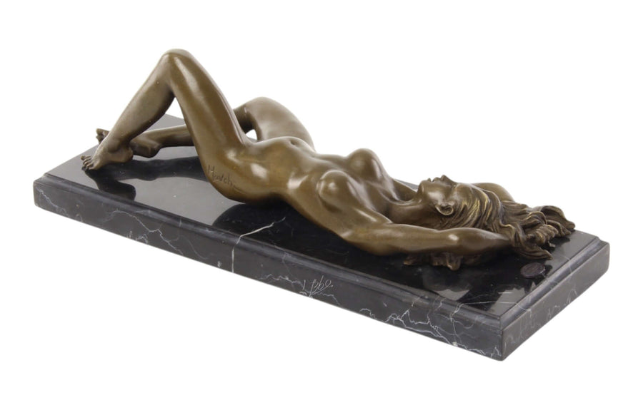 Sculpture en bronze d'une femme nue allongée
