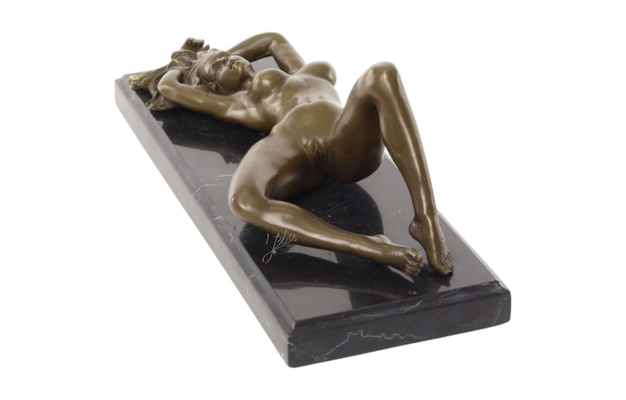 Sculpture en bronze d'une femme nue allongée
