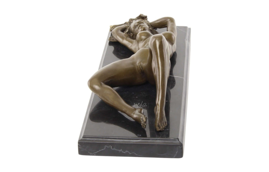 Sculpture en bronze d'une femme nue allongée