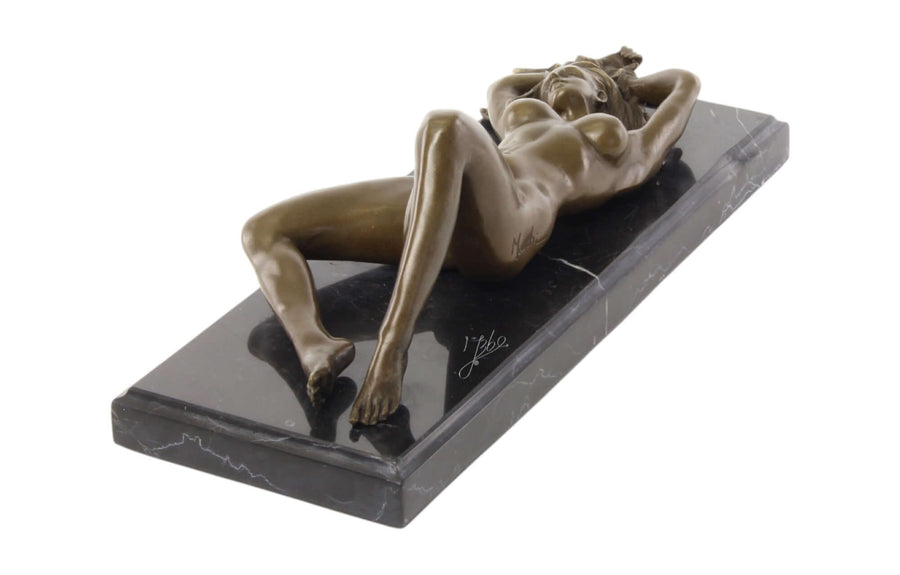 Sculpture en bronze d'une femme nue allongée